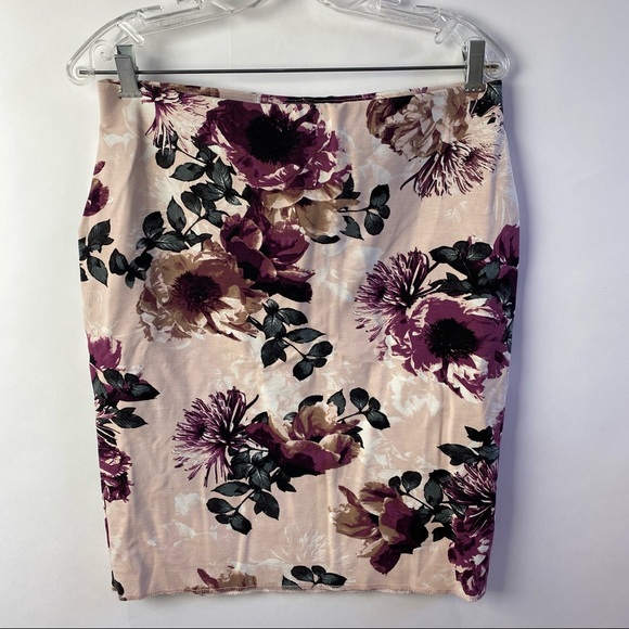 Le Chateau floral skirt - Picture 2 of 3